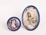 une paire d'assiettes bleues et blanches ornées d'une illustration représentant une femme et un enfant