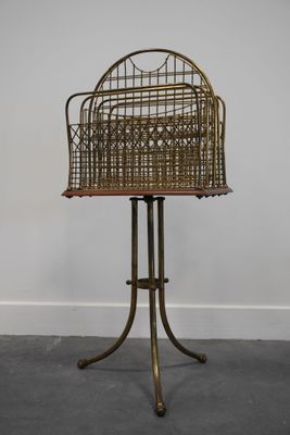 une image représentant une cage à oiseaux posée sur un support dans un coin d'une pièce