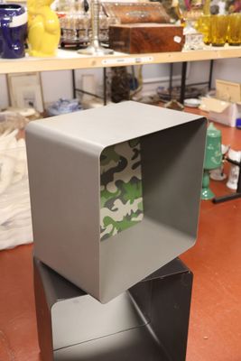 une boîte posée sur une étagère
