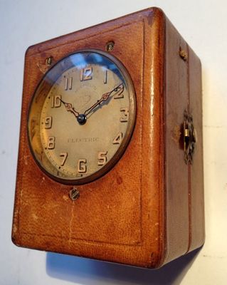 une horloge en bois accrochée au mur, sur laquelle figurent des chiffres