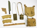 un assortiment d'articles militaires, notamment un couteau, une pochette, une ceinture et d'autres objets