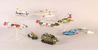Ensemble de jouets et vaisseaux spatiaux, comprenant :