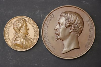 deux pièces d'or portant le portrait d'un homme et d'une femme