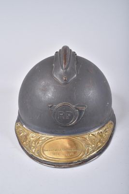 un casque argenté et doré sur un fond blanc