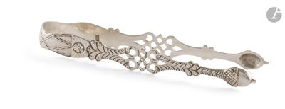 gros plan d'un bracelet en argent sur fond blanc