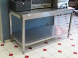 une photo d'une machine à café posée sur une table dans une cuisine