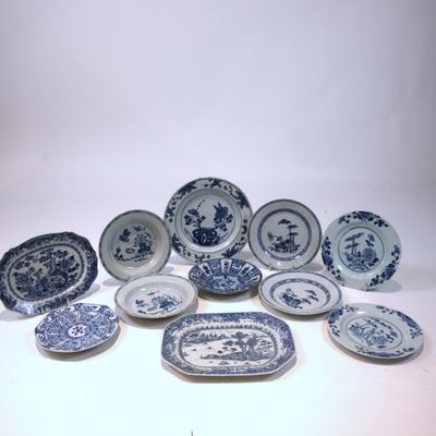 Plusieurs assiettes bleues et blanches sont disposées sur une surface blanche
