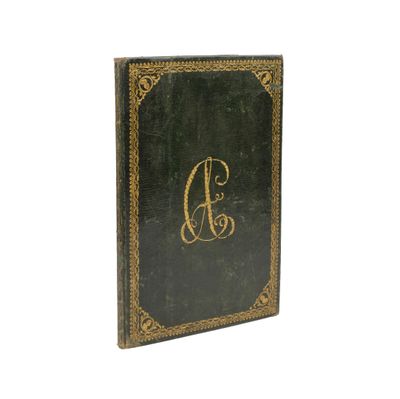 un vieux livre avec une initiale dorée et une couverture noire