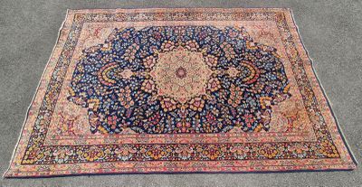 tapis persan ancien à motif de médaillon sur fond bleu