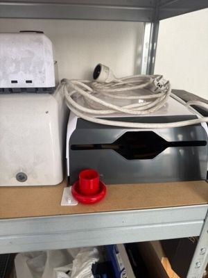 1 distributeur de serviettes et 1 distributeur de savon