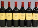 six bouteilles de vin rouge sont alignées