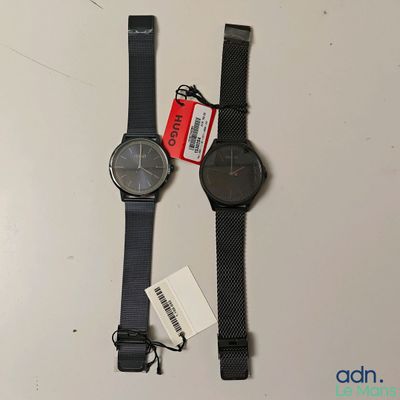 deux montres sont assises l'une à côté de l'autre sur une table