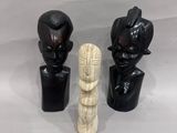 deux figurines en noir et blanc représentant un homme et une femme