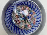 un bol en verre rempli d'une multitude de perles de différentes couleurs