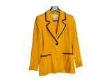 un blazer jaune avec des bordures noires, suspendu à un cintre