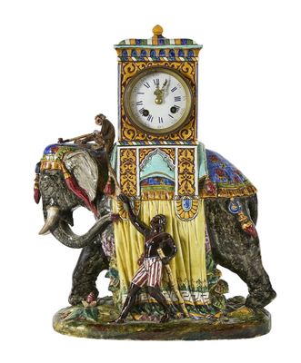 une statue d'éléphant sur le dos de laquelle se trouve une horloge