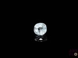 gros plan d'un diamant blanc sur une surface noire