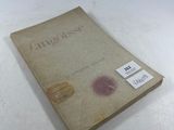 un vieux livre posé sur une table, avec une étiquette dessus