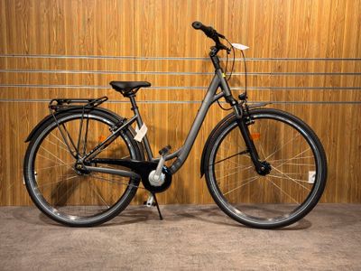 un vélo garé devant un mur en bois