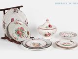 une photo d'un service de vaisselle en porcelaine composé d'assiettes et de bols