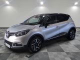 la voiture argentée est garée sur un carrelage à carreaux