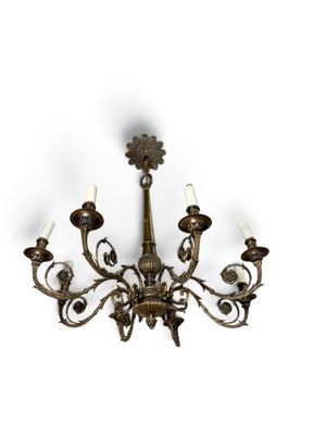l'image d'un lustre à cinq lumières suspendu au plafond