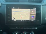 le tableau de bord d'une voiture avec un GPS au centre
