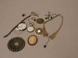 de nombreux types de bijoux sur la table