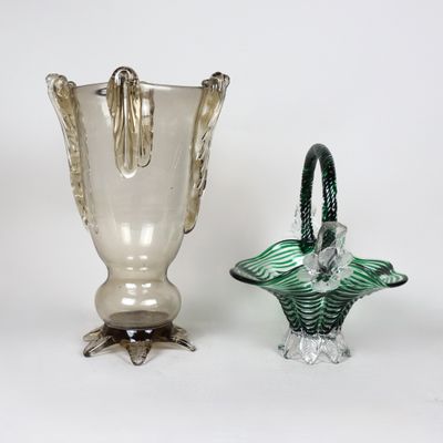 deux vases en verre posés l'un à côté de l'autre sur une table