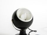 une image représentant une lampe en noir et blanc sur fond blanc