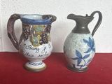 deux vases posés sur une table rouge