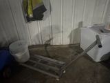 une petite salle de bains équipée de toilettes et d'un lavabo