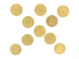 beaucoup de pièces d'or sur une surface blanche