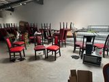 de nombreuses chaises rouges dans une pièce où il y a beaucoup de chaises