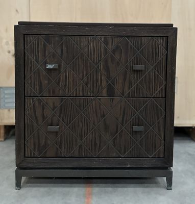une image représentant une commode noire ornée d'un motif en losanges