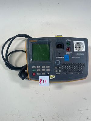 un gros plan d'une calculatrice posée sur une table, avec une étiquette de prix