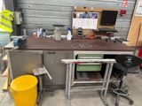 un établi sur lequel est posé un ordinateur, dans un garage