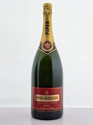 La bouteille de champagne est posée sur la table, prête à être servie.