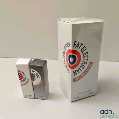 un paquet de cigarettes posé à côté d'un carton de cigarettes