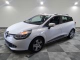 la voiture blanche est garée sur un carrelage à carreaux