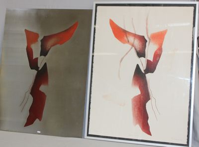 Il y a deux tableaux accrochés au mur : l'un est rouge et l'autre est en noir et blanc.
