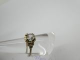 une photo d'une bague en diamant posée sur un morceau de verre transparent