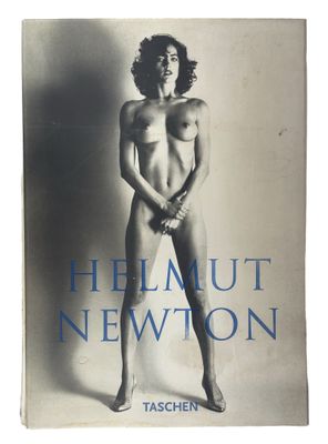 la couverture d'un livre sur laquelle figure une femme nue debout devant un fond blanc