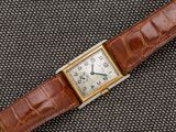 gros plan d'une montre-bracelet avec un bracelet en cuir marron