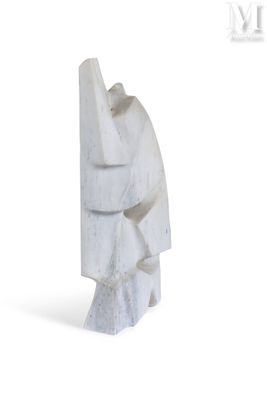 sculpture en marbre représentant le visage d'un homme sur fond blanc