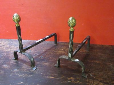 deux bougies posées sur une table en bois