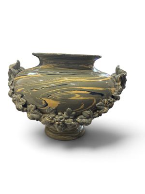 une image représentant un vase sur fond blanc