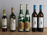plusieurs bouteilles de vin sont alignées sur une table en bois