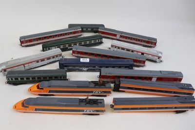 un grand nombre de trains miniatures qui se trouvent sur la table