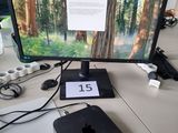 un écran d'ordinateur posé sur un bureau, à côté d'un clavier et d'une souris